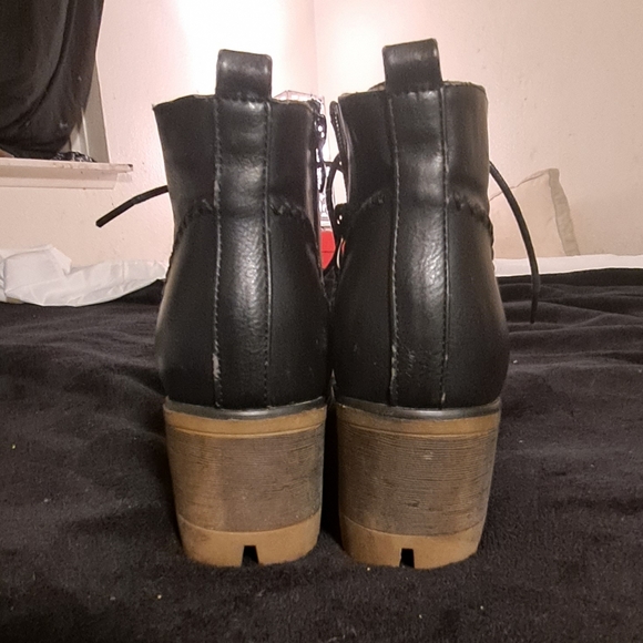 Heeled leather combat boots with tread - Picture 3 of 4